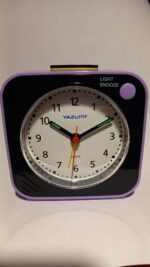 ΕΠΙΤΡΑΠΕΖΙΟ ΑΝΑΛΟΓΙΚΟ ΡΟΛΟΙ YAZUMI QUARTZ ΜΠΑΤΑΡΙΑΣ,ΜΕ ΞΥΠΝΗΤΗΡΙ ΚΑΙ ΦΩΣ ΝΥΚΤΟΣ ΣΕ ΧΡΩΜΑ ΜΩΒ